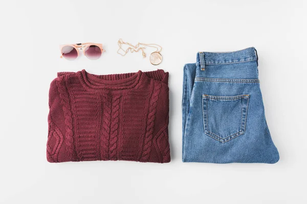 Pull tricoté et jeans tendance — Photo de stock