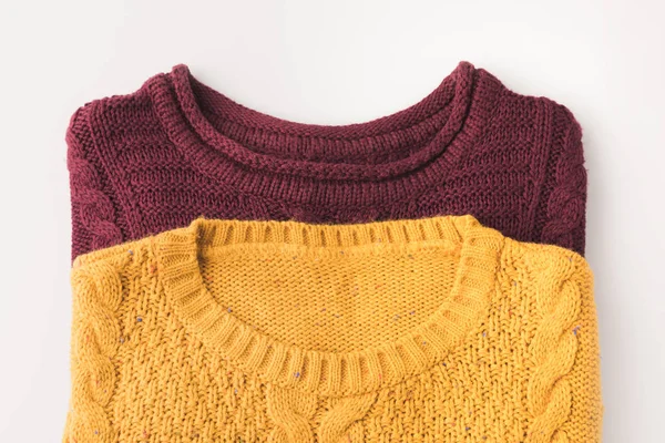 Gestrickte weinrote und gelbe Pullover — Stockfoto