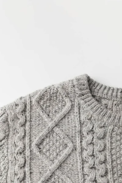 Серый свитер с узором — стоковое фото