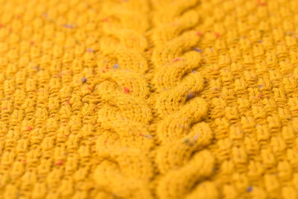 Вязаный желтый свитер с узором — стоковое фото