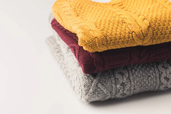 Куча теплых уютных свитеров — стоковое фото