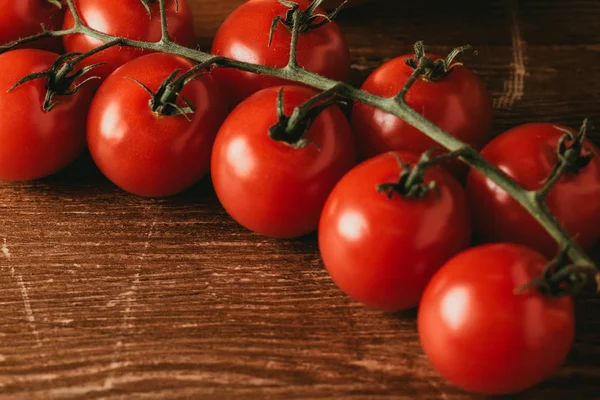 Nahaufnahme von Kirschtomaten auf hölzerner Tischplatte — Stockfoto