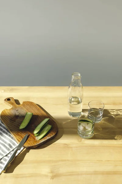 Vista aérea de la preparación de agua de desintoxicación con pepinos - foto de stock