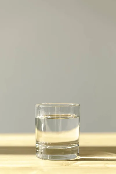 Vidro transparente com água mineral calma na mesa de madeira — Fotografia de Stock