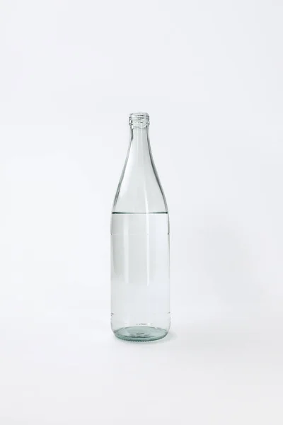 Bouteille en verre avec de l'eau minérale calme isolé sur blanc — Photo de stock