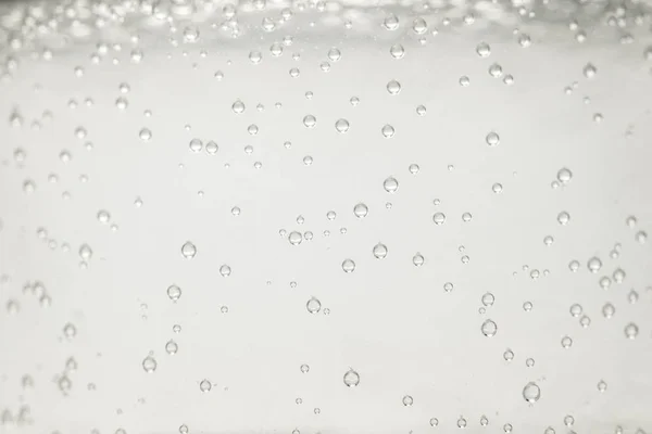 Vue rapprochée de l'eau minérale avec bulles — Photo de stock