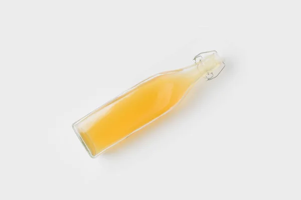 Botella de sidra de manzana refrescante aislada en blanco - foto de stock