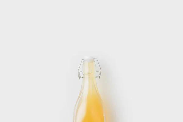 Bouteille de délicieux cidre de pomme isolé sur blanc — Photo de stock