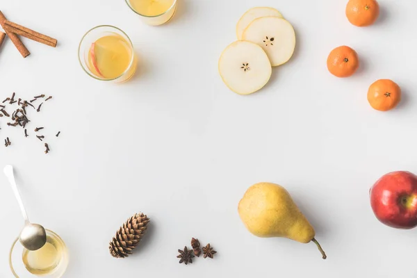 Vista superior de la sidra y la composición de los ingredientes en la mesa blanca - foto de stock