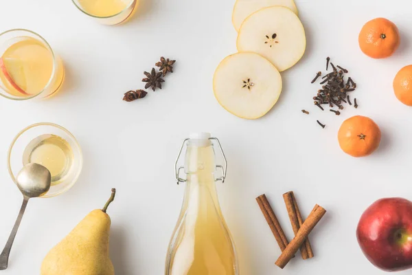 Vista superior de la deliciosa composición de sidra en la mesa blanca - foto de stock