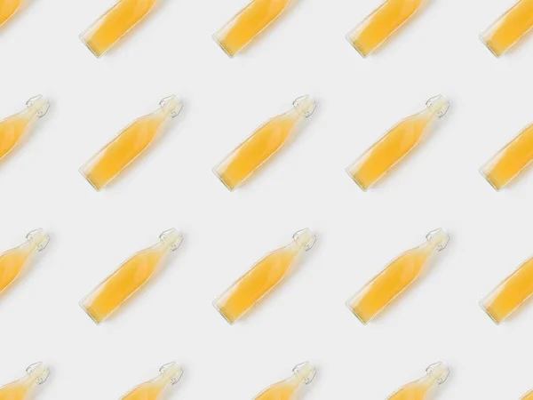 Muster von Apfelweinflaschen auf weißer Oberfläche — Stockfoto
