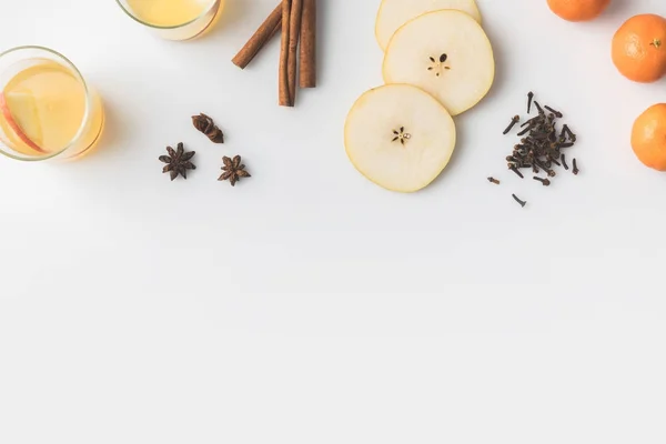 Vista superior da cidra com composição de ingredientes na superfície branca — Fotografia de Stock