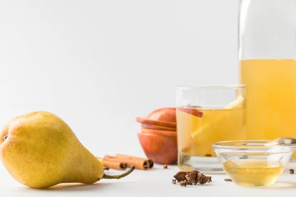 Bicchiere di sidro rinfrescante con mela e pera sul tavolo bianco — Foto stock