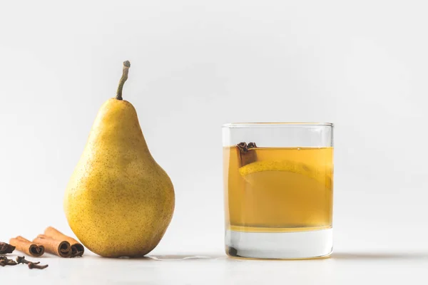 Vaso de deliciosa sidra de pera con canela sobre blanco - foto de stock