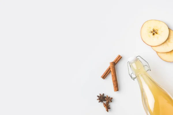 Vue du dessus de la composition du cidre de pomme avec bâtonnets de cannelle isolés sur blanc — Photo de stock