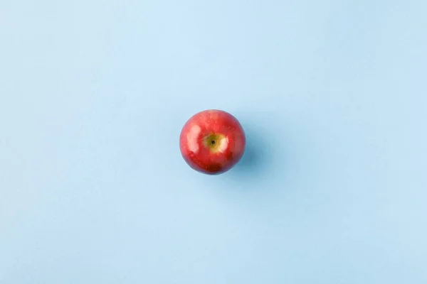 Vista superior de manzana madura aislada en azul - foto de stock