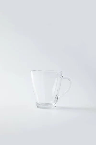 Tasse en verre clair isolé sur blanc — Photo de stock