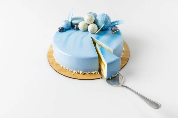 Blue tasty cake on chopping board isolated on white — Stock Photo