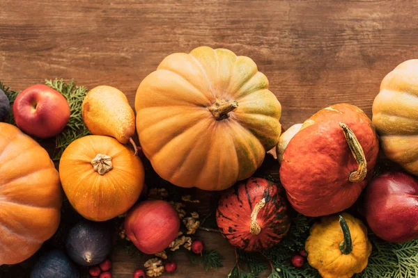 Vista superior de las frutas y hortalizas cosechadas en otoño - foto de stock
