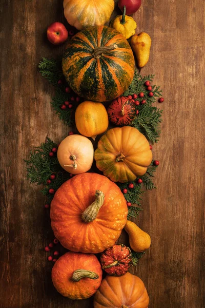 Vista superior de varias frutas y verduras como decoraciones de otoño - foto de stock