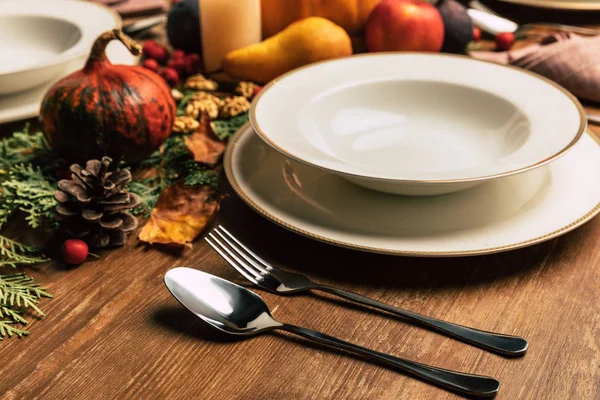 Primer plano de ajuste de mesa con hermosa decoración de otoño - foto de stock