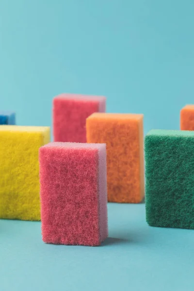 Estúdio tiro de esponjas de cozinha de lavagem coloridas, em azul — Fotografia de Stock