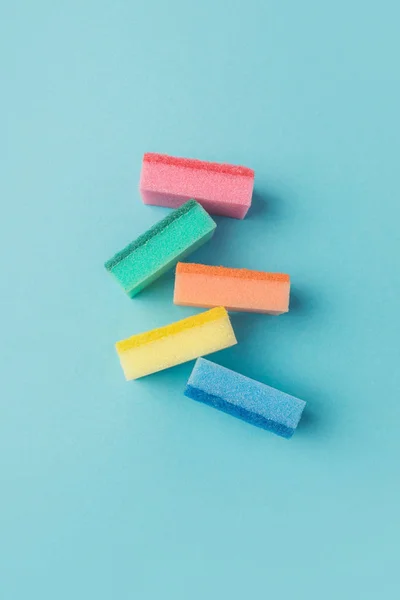 Vista superior de coloridas esponjas de lavado, en azul - foto de stock