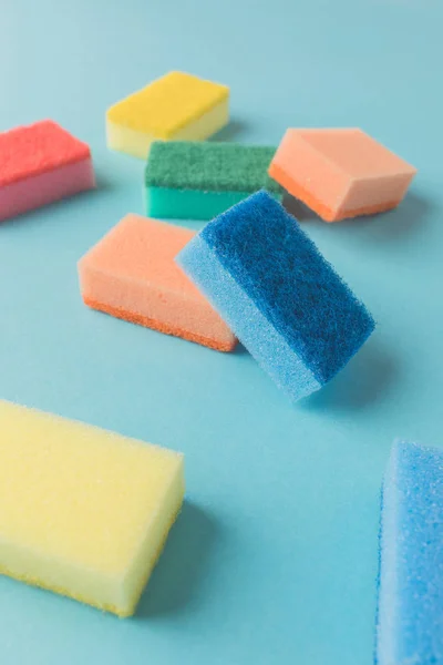 Estúdio tiro de esponjas de cozinha de lavagem coloridas, em azul — Fotografia de Stock