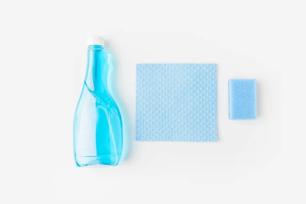 Vista superior de la botella azul y esponjas de lavado, aisladas en blanco - foto de stock