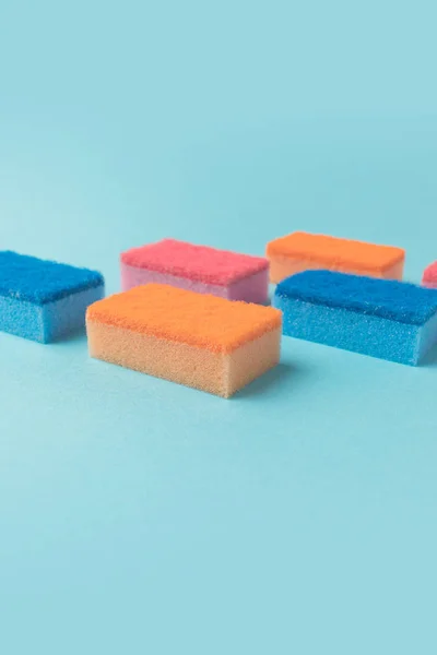 Студійний знімок барвистої мийки кухонних губок, на синьому — стокове фото