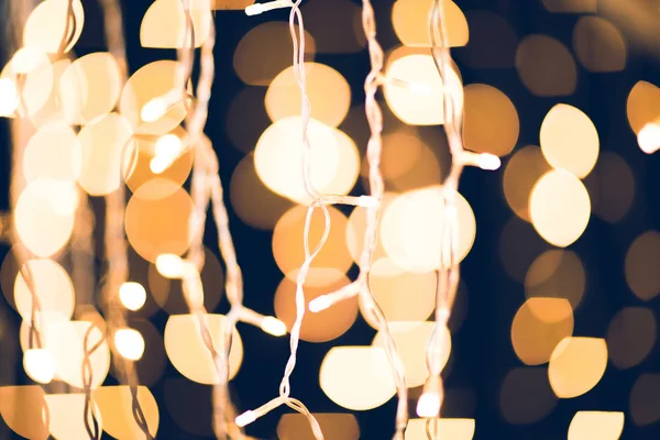Primer plano de hermosas luces de navidad doradas - foto de stock