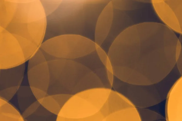 Hermoso bokeh dorado sobre fondo oscuro - foto de stock