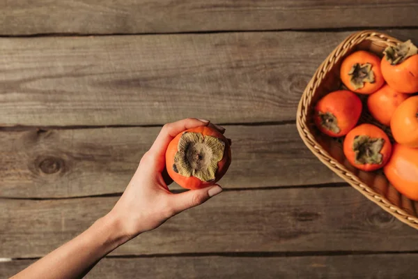 Abgeschnittenes Bild einer Frau mit Persimmon — Stockfoto