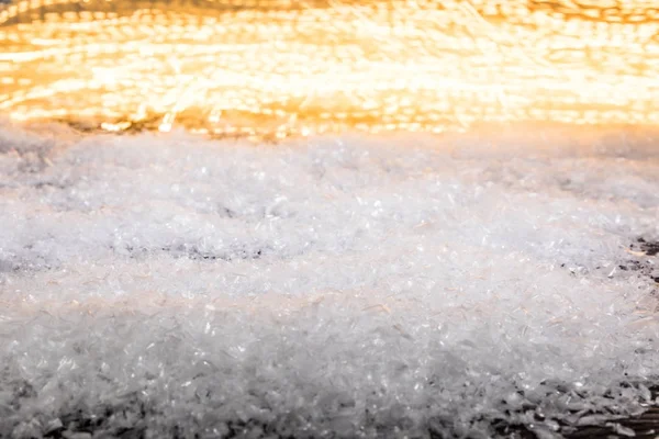 Fondo de vacaciones de invierno con nieve y luces borrosas brillantes - foto de stock