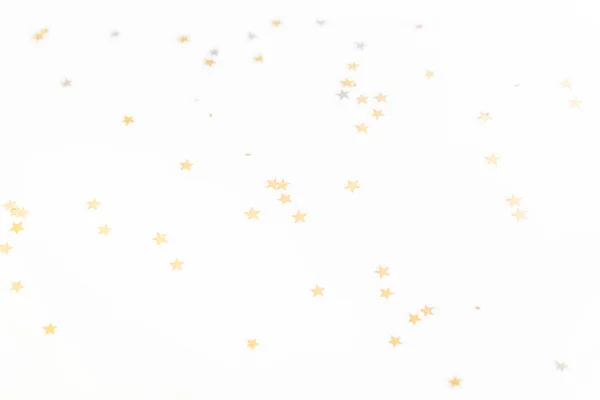 Різдвяні золоті зірки конфетті ізольовані на білому тлі — стокове фото