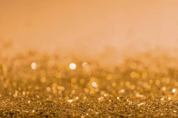 Fond de Noël avec confettis flous dorés et brillants — Photo de stock