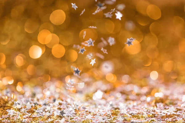 Texture natalizia con cadute dorate e argentate stelle coriandoli lucenti con bokeh — Foto stock