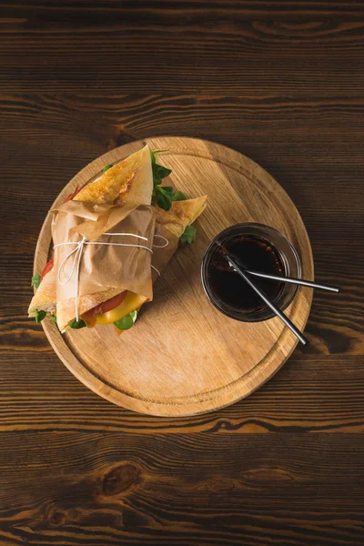 Draufsicht auf zwei übereinander liegende Sandwiches auf Schneidebrett — Stockfoto