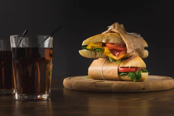 Deux sandwichs l'un sur l'autre sur un plateau en bois — Photo de stock