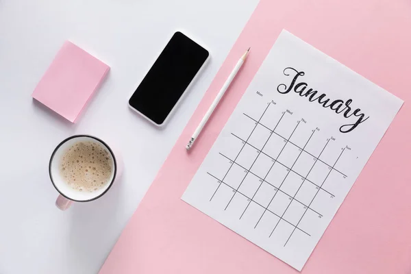 Flat lay com calendário, smartphone, xícara de café e notas adesivas em branco — Fotografia de Stock