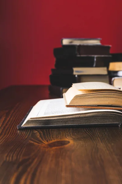 Libros jurídicos abiertos sobre mesa de madera, concepto de ley - foto de stock