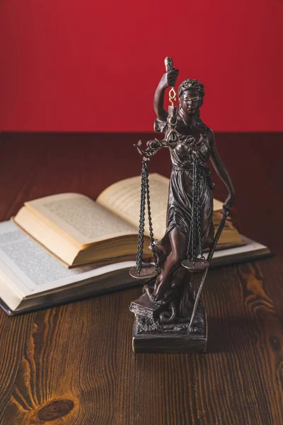 Livros jurídicos abertos com estátua de justiça senhora na mesa de madeira, conceito de lei — Fotografia de Stock