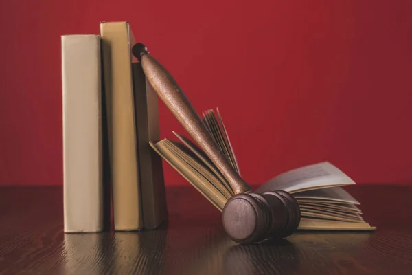 Livres juridiques avec marteau sur table en bois, concept de loi — Photo de stock