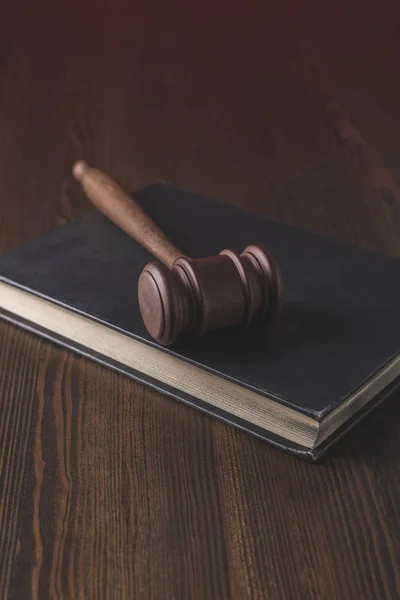 Livro jurídico com martelo sobre mesa de madeira, conceito de lei — Fotografia de Stock