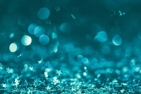 Fond festif avec confettis brillants dans des tons turquoise — Photo de stock