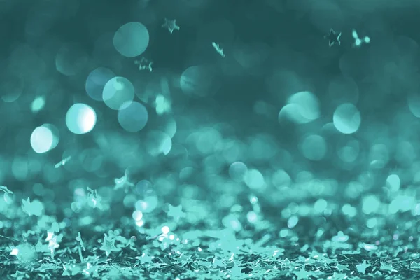 Fond festif avec confettis brillants dans des tons turquoise — Photo de stock