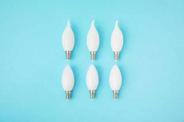 Vue de dessus de différentes lampes blanches isolées sur bleu — Photo de stock