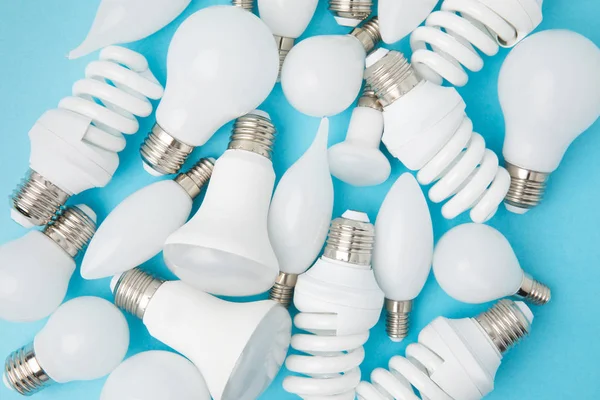 Vue de dessus de différentes lampes blanches isolées sur bleu — Photo de stock