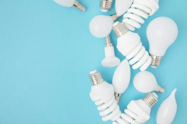 Vue de dessus de différentes lampes blanches isolées sur bleu — Photo de stock