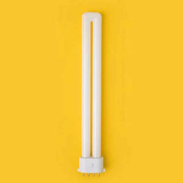 Крупним планом вид білої лампочки ізольовані на жовтому — стокове фото